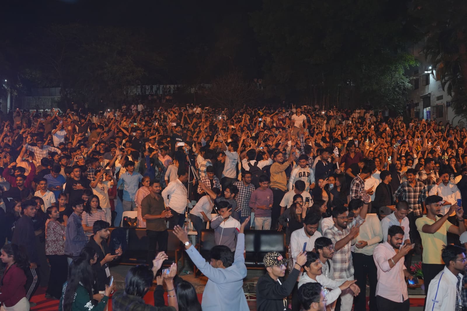 An evening crowd during a live session